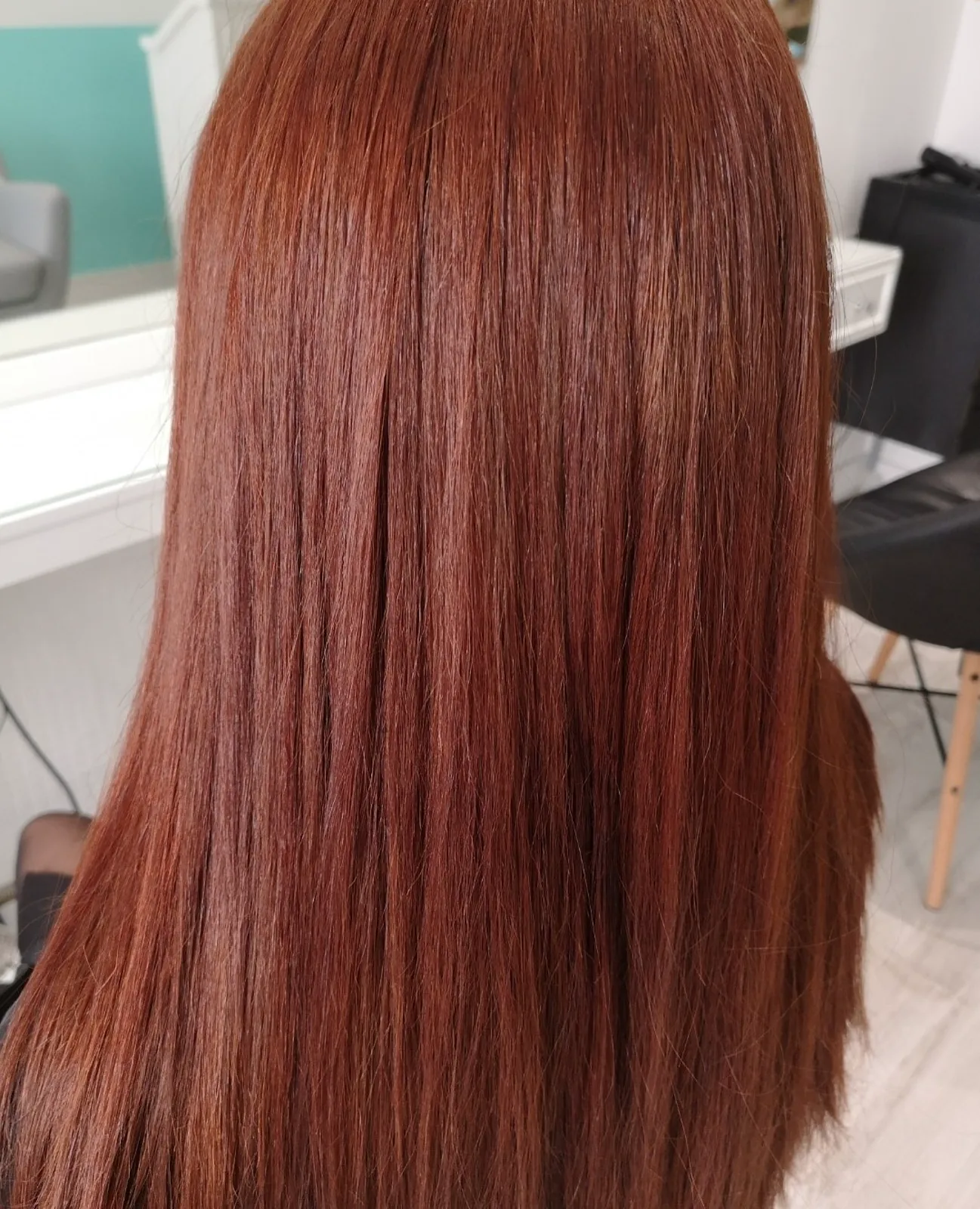 Cheveux longs cuivrés et brillants après une prestation coiffure à Nice