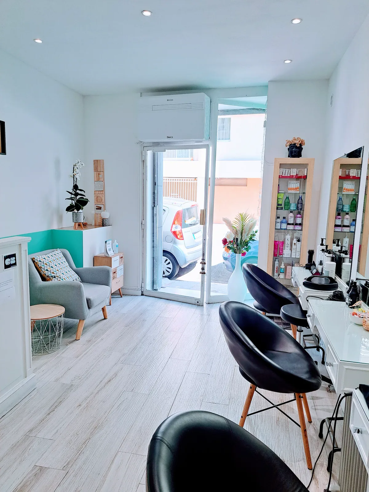 L’intérieur lumineux et accueillant du salon Kristel Hair Concept à Nice