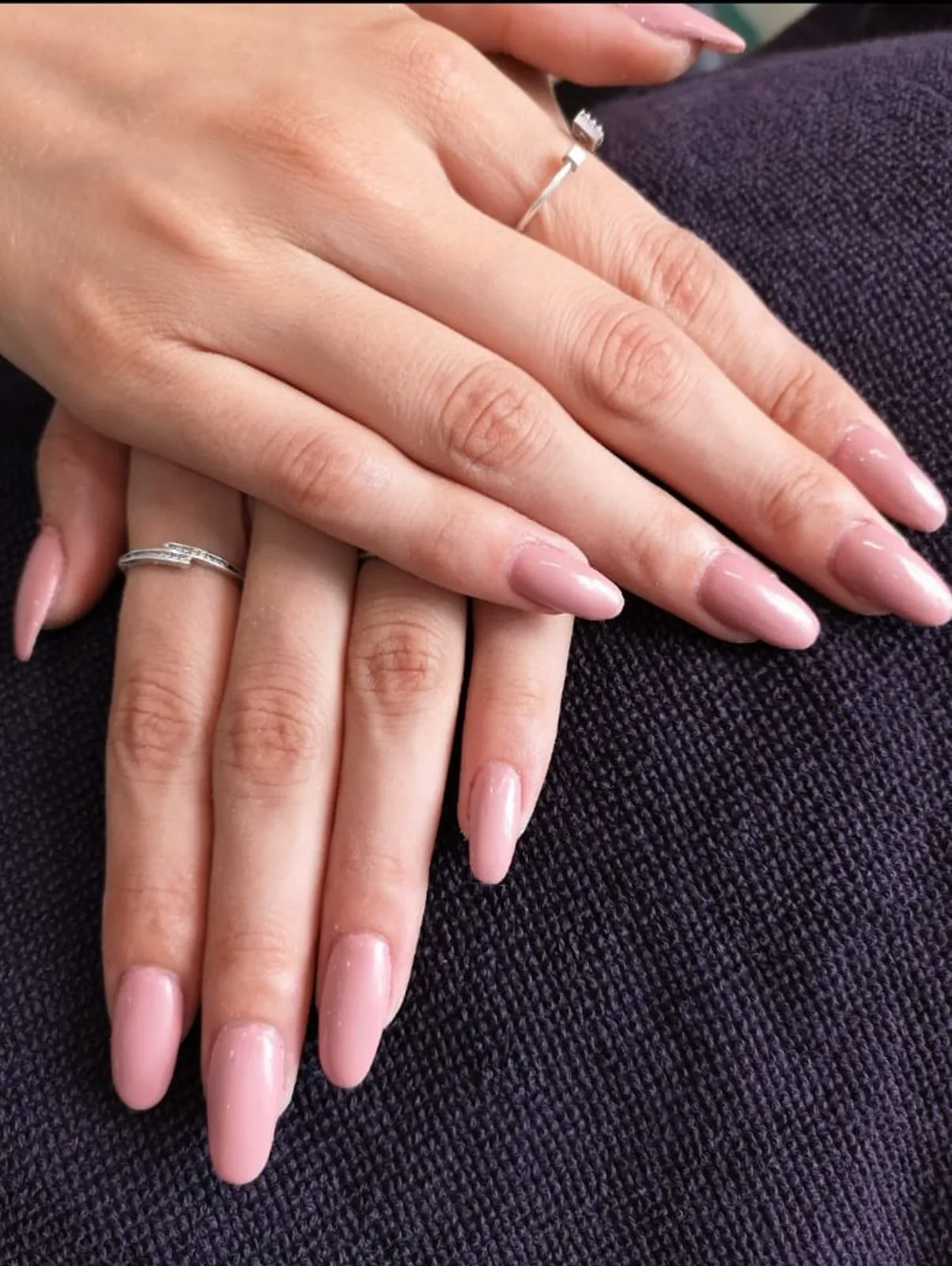 Manucure rose poudré réalisée à l’onglerie Kristel Hair Concept