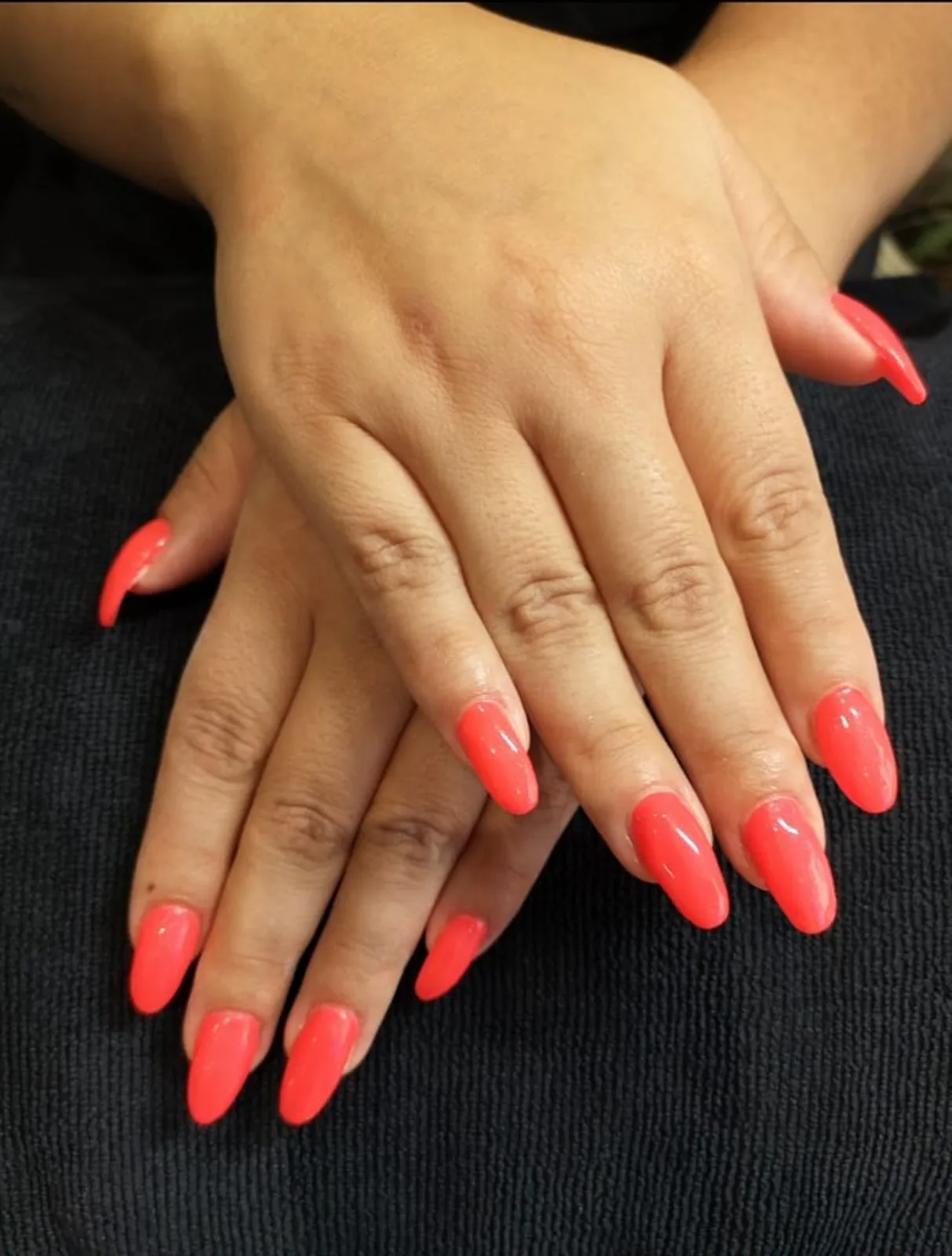 Manucure rouge éclatante réalisée au salon à Nice