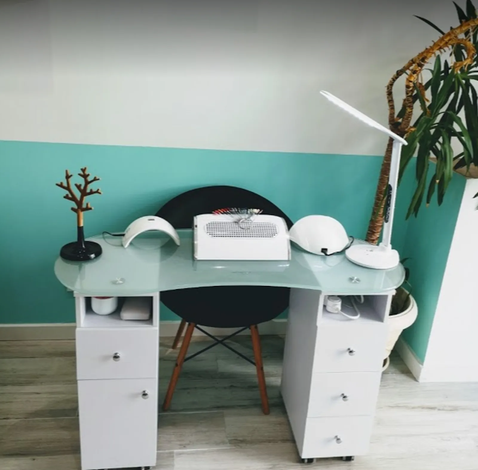 Table et fauteuils de l’espace onglerie dans le salon