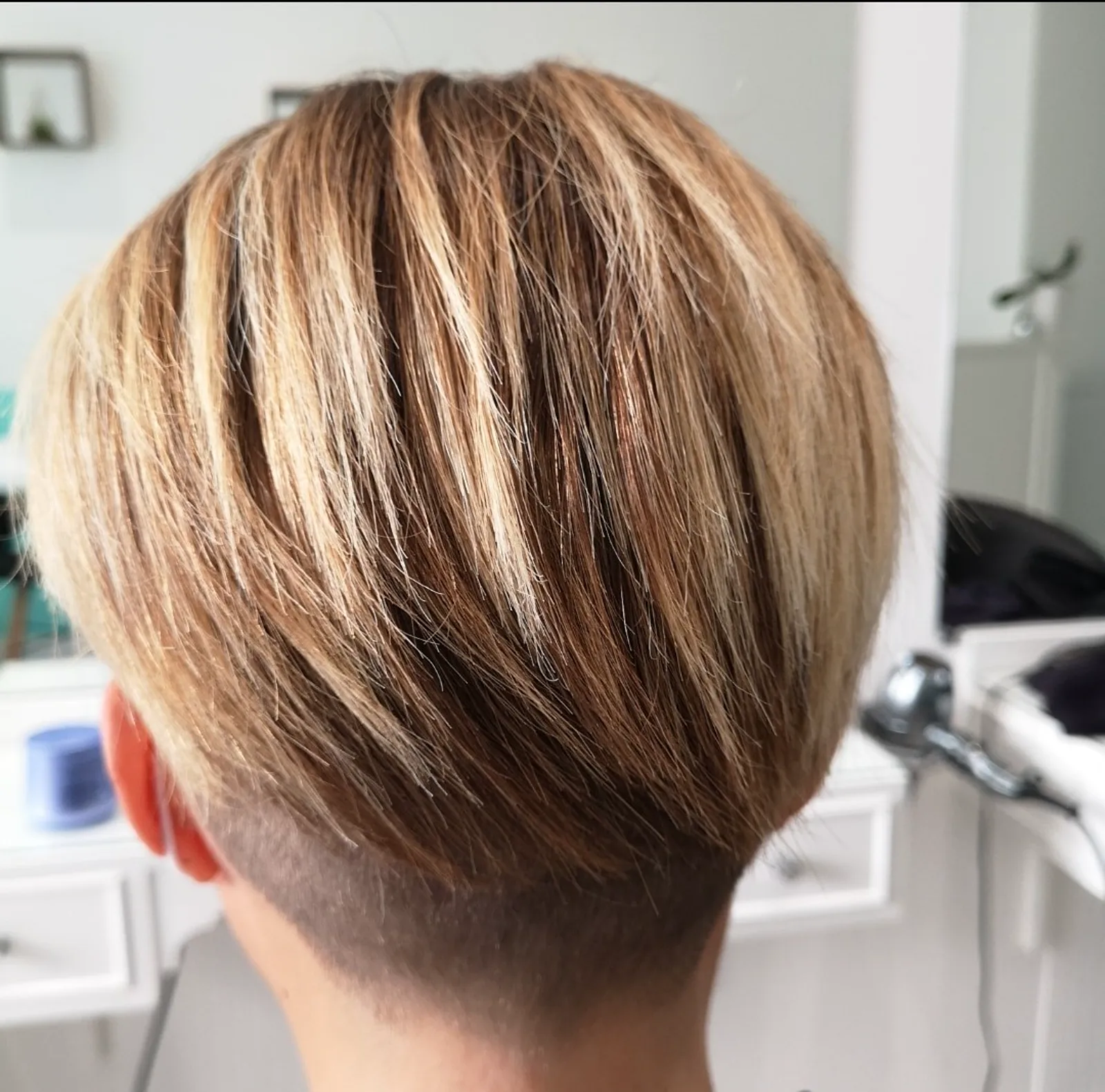 Balayage blond lumineux avec des mèches aux tons naturels